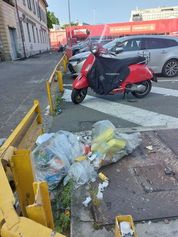 Immondizie davanti al Carrefour di Corso Lodi